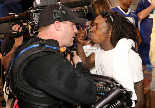 Lil Wayne brigas com Cameraman no Celebrity Beach Bowl