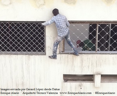 Calzado de seguridad en trabajos sobre fachada en Dakar