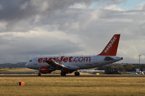easyJet Airbus A319 G-EZGF Landing Edinburgh Airport
