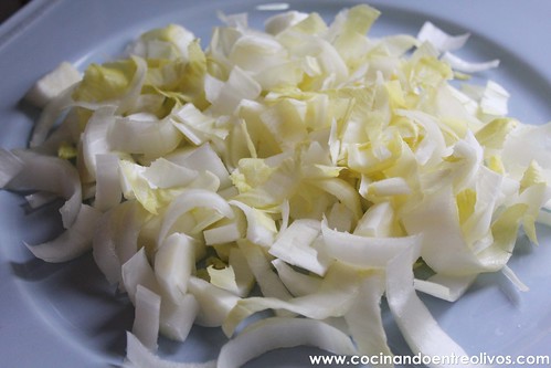 Ensalada templada de endibias con salsa de queso roquefort. www.cocinandoentreolivos (7)