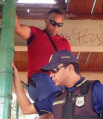 Carlos Costa, de camisa vermelha, se encontra em um presídio em Belém