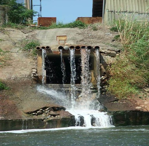 桃園老街溪未納入下水道系統之事業廢水放流口，圖片提供：環保署環境督察總隊