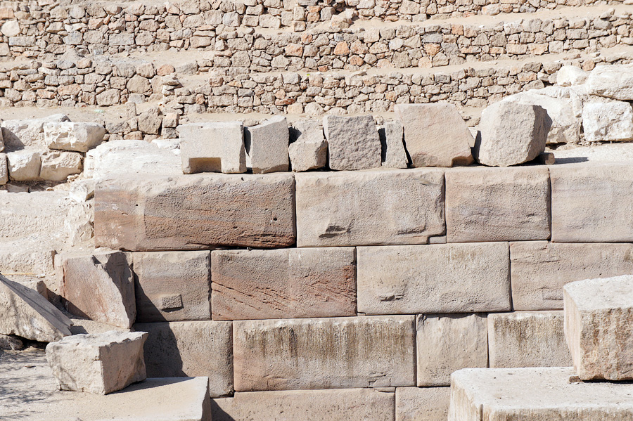 Кладка блоков с выступами. Осирион, Абидос, Египет