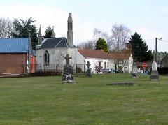 Acheux-en-Amiénois (ancien cimetière - chapelle avec lanterne des morts) 1
