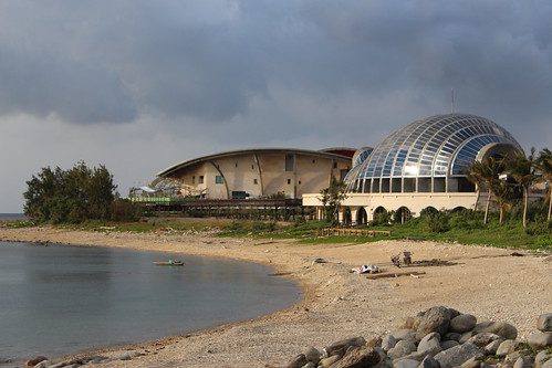 海生館、經典建築（右）以及海岸將串聯陸蟹棲地。