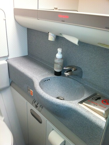 American Airlines 777-300ER lavatory