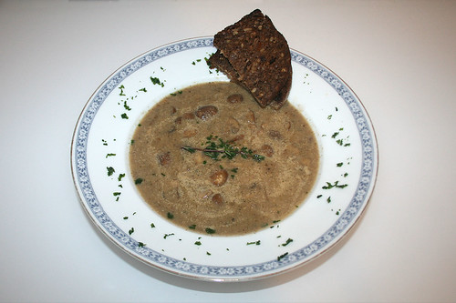 41 - Pilzcremesuppe mit Champignons, Steinpilzen & Thymian / Mushroom cream soup with mushrooms, porcini & thyme - Serviert