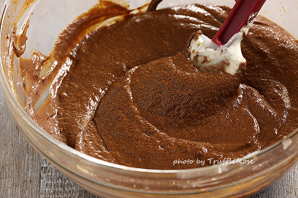 牛奶糖巧克力慕斯佐牛奶糖煮西洋梨。Chocolate-caramel mousse with caramel pears-20130123