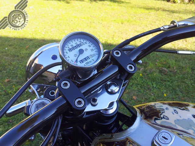 Vue de détail du tableau de bord dépouillé de cette Yamaha XS 400 customisée par les FrenchMonkeys.