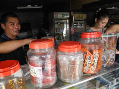 雜貨店塑膠罐裡賣著傳統夾雜現代的點心，還有熱心招呼遊客的老闆。