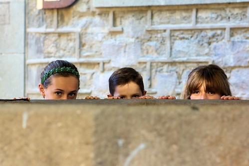 Three Kids Peeking_1733