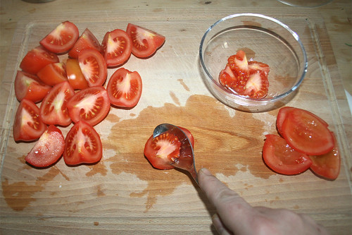 22 - Tomaten entkernen / Remove tomato core