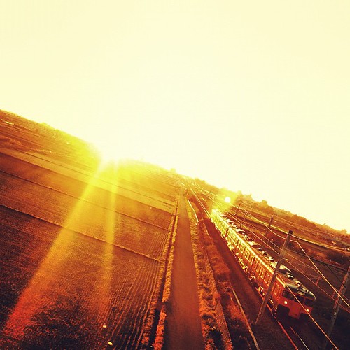 朝陽の中からやって来た！ 夕べの天気予報で今日は天気が良いと言っていたので早起きして朝陽を拝み(撮りに)行って来ました。 そこに偶然やって来た電車と一緒におはようの一枚！ #アサヒ#朝陽#朝日＃電車