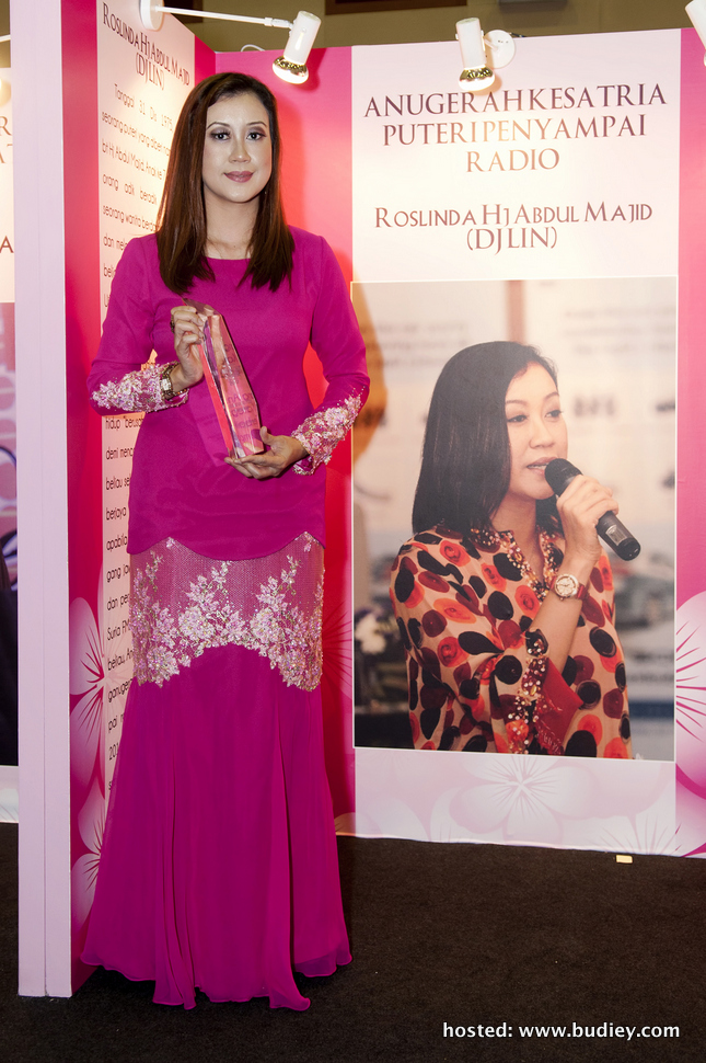 Anugerah Ikon  Wanita Muda 2012 – Kesatria Puteri Penyiaran Radio