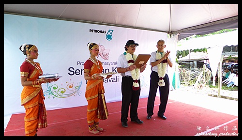 Souvenir Presentation : Sentuhan Kasih Deepavali with Petronas @ Kampung Wellington, Manjung, Perak