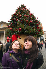 Alegría y Mònica posando ante el árbol de Navidad gigante