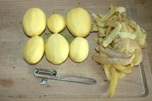 28 - Kartoffeln schälen / Peel potatoes