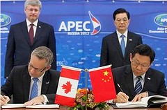 加拿大貿易部長弗思特和中國商務部長陳德銘在APEC簽署FIPA（照片由加拿大總理辦公室提供）