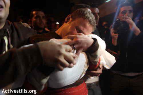 Jihad Al-Mashhrawi holding his baby son Omar, killed in Israeli strike on Gaza - 14 November 2012
