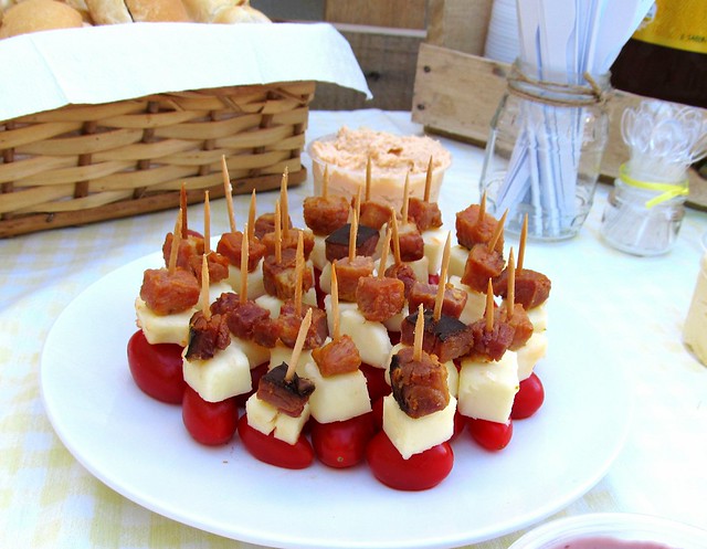 espetinhos de tomate, queijo e bacon