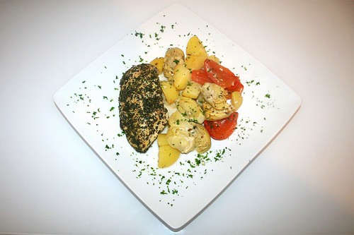 42 - Kräuter-Hühnchenbrust mit mediterranem Gemüse / Herbal chicken breast with mediterranean vegetables - Serviert
