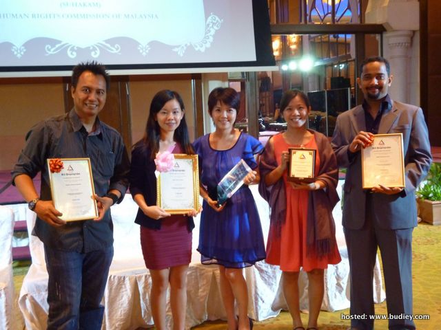 Selina Kong (second from left) & 7 Zoom In Producer, Chee Kah Teik (3rd from left) with other award recipients