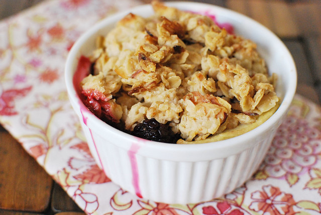 Blackberry and Apple Crumble - delicious summer dessert! Juicy blackberries and apples with a crunchy topping of oats, coconut, and almonds!
