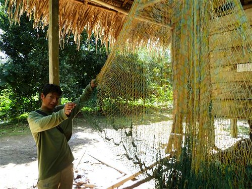 當地人展示他們捕魚的魚網。攝影：林貞妤