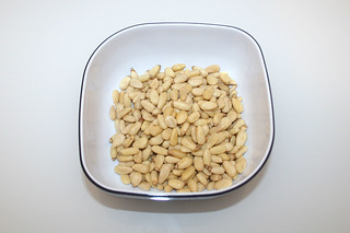 11 - Zutat Pinienkerne / Ingredient pine nuts