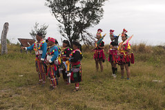照片圖說：潘前頭目與耆老帶領三名部落青年在出發前祭告祖靈的儀式，都蘭部落提供