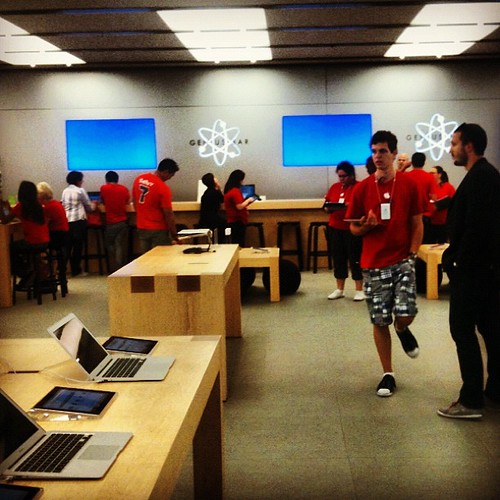 Be nice to #Apple store staff. They're wearing red shirts, so might not all make it through Christmas