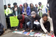 作家們在工程車通行的道路上擺上自己的書，以｢和平圖書館｣阻擋車輛通行
