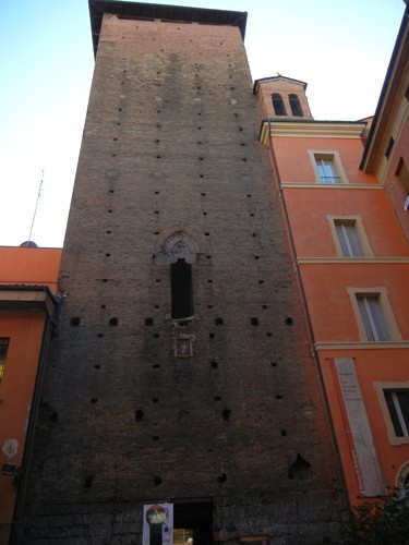 DSCN3212 _ A tower in Bologna, 16 October