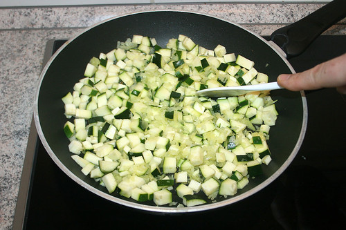16 - Zucchini anbraten / Fry zucchini