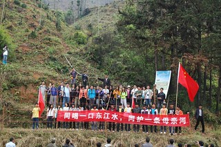 完成植樹活動後，一眾義工及學子合照 「同喝一口東江水，同護一條母親河」 照片嗚謝：　香港地球之友