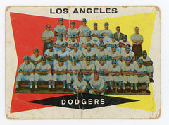 1960 Topps #18 Los Angeles Dodgers scan 2400 dpi