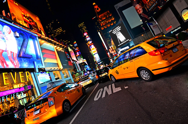 Luces y taxis en Times Square, Nueva York