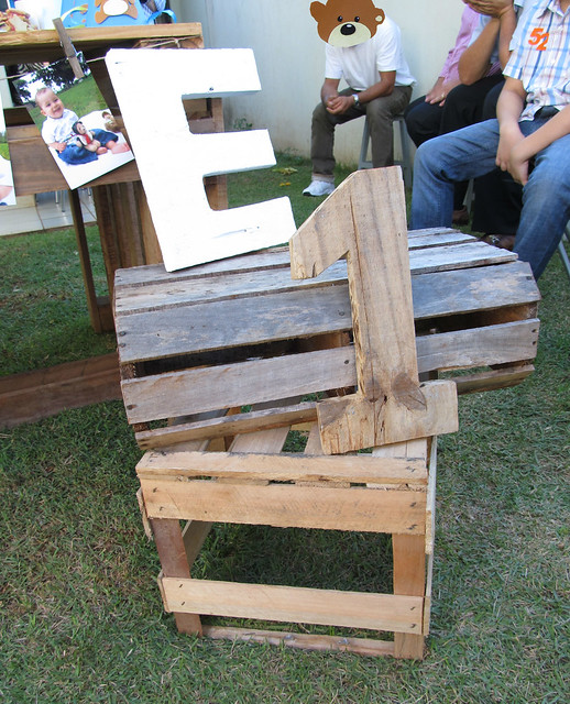 Inicial E do alfabeto esculpido em madeira, numero 1 esculpido em madeira