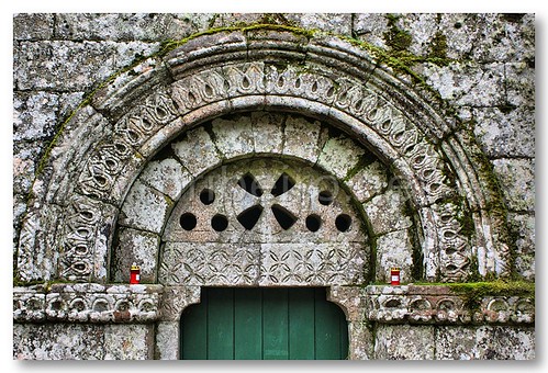 Tímpano do portal do Mosteiro de Santa Maria das Júnias by VRfoto