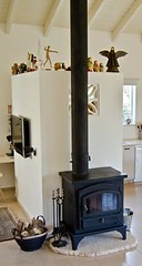 התנור מביתה של מעצבת הפנים תמי שלוש. זהו תנור נפש שעבר הסבה לתנור עצים. נעשה שימוש בדלת המקורית.  