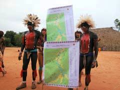 ACT指導巴西原住民如何使用高科技產品繪製地圖。圖片來源:: Amazon conservation Team）