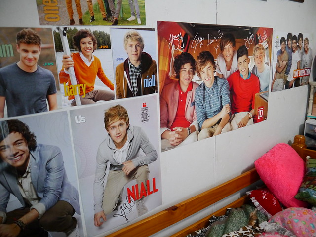 can she fir any more posters on her wall?