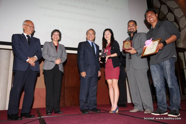 Selina Kong (4th from left) receiving the award from SUHAKAM Chairman, Tan Sri Hasmy Agam (3rd from left)