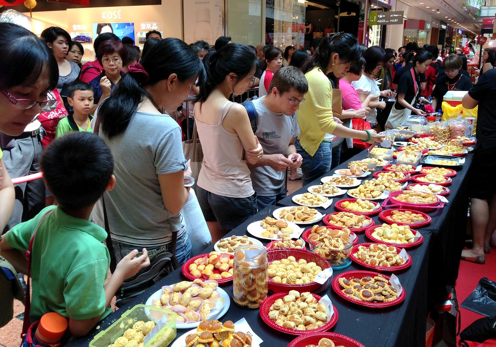 Enthusiastic shoppers wait their turn to sample the array of nominated pineapple tarts and cast their vote (3)