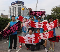 民眾要求與路跑團成員一同高舉抗議毛巾合照