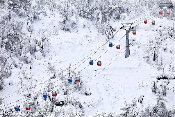 白雪下的纜車