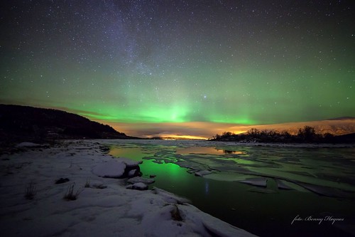 jan 10. 2013 from Roksøy, Sortland, Norway. Nice auroras, and iceflakes. 