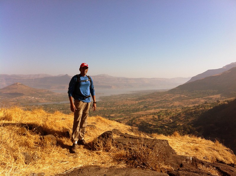 Enjoying the view from the eastern corner of Hadsar fort