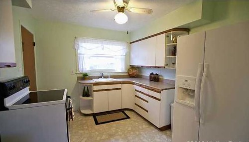 Eat-in kitchen at 9206 Gayle Drive 40219