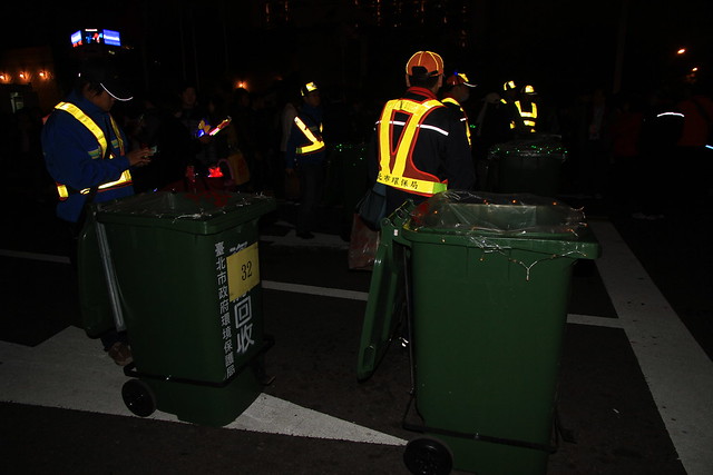 2013台北市跨年晚會垃圾-行動垃圾桶-201212312329-賴鵬智攝